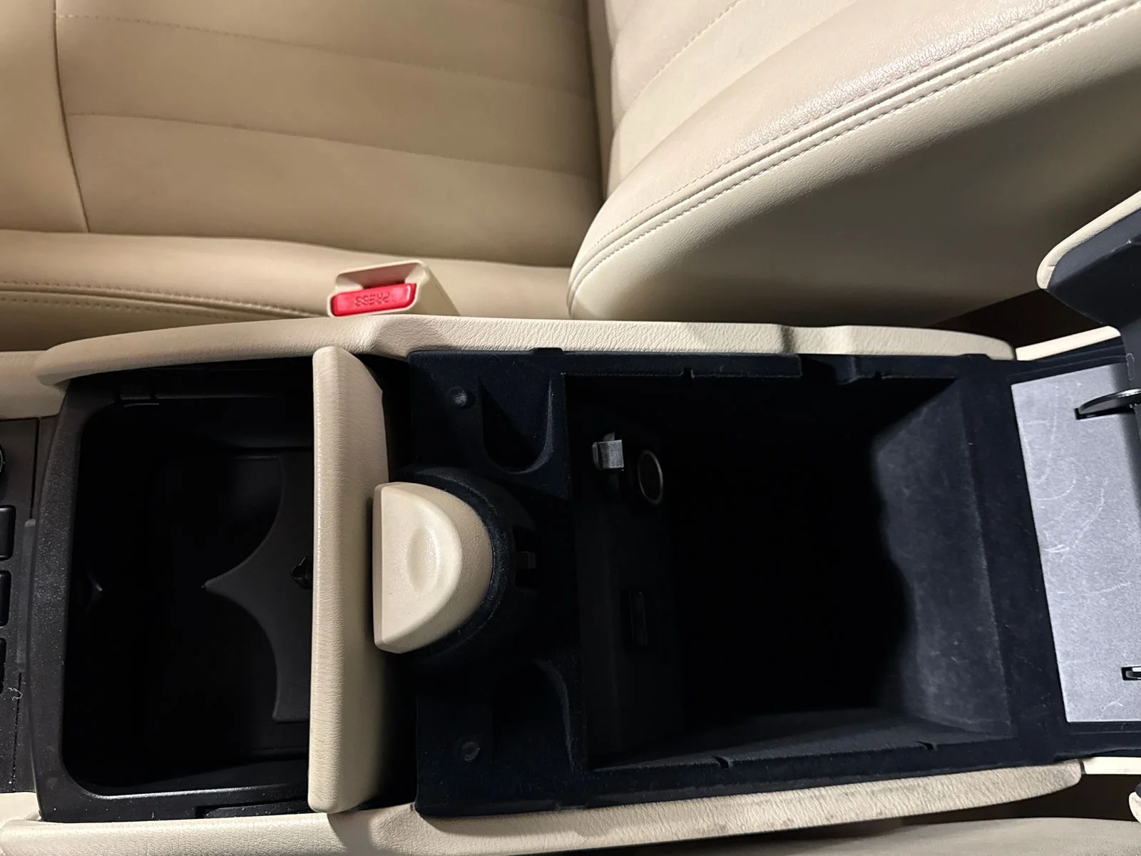 Used 2017 White INFINITI Base image 24