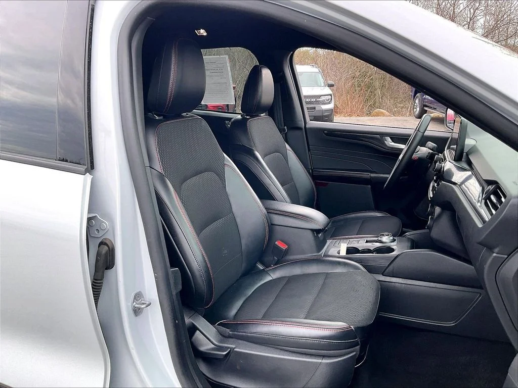 Used 2025 Silver Metallic Ford ST-Line Select image 10