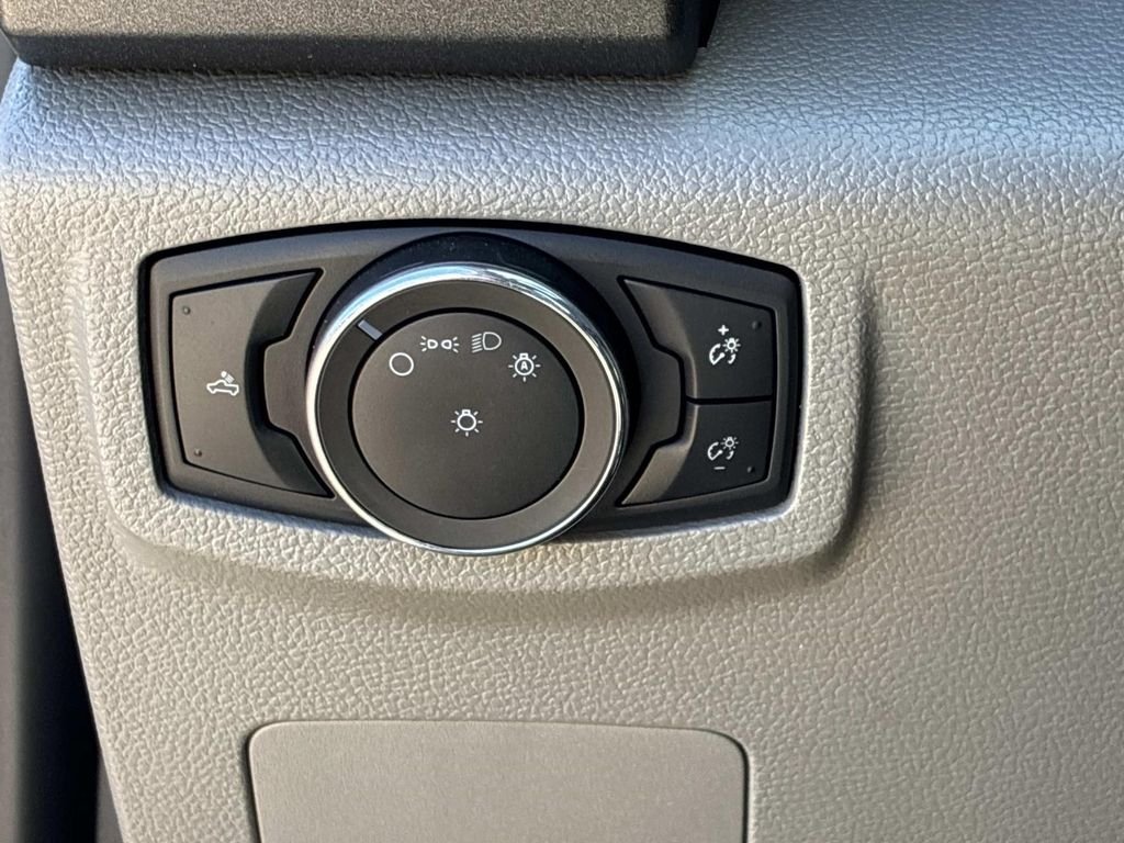 Used 2022 White Ford XL image 19