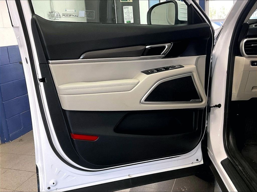 Used 2023 White Kia S image 9