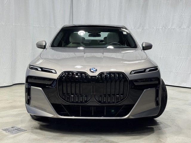 New 2026 Oxide Grey Metallic BMW 760i xDrive image 2