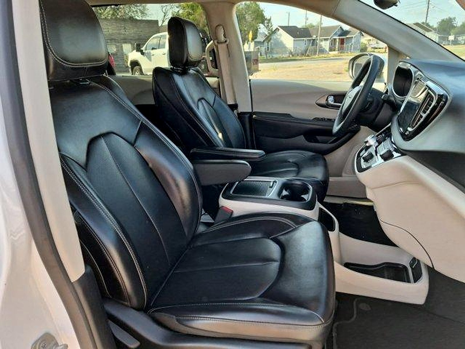Used 2023 Bright White Clearcoat Chrysler Touring L image 26