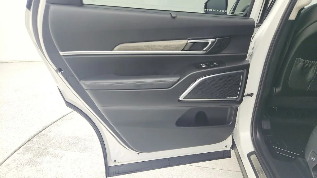 Used 2021 White Kia SX image 28