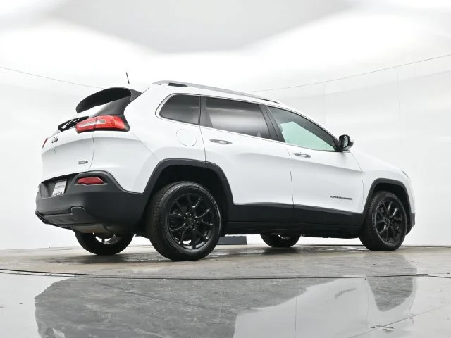 Used 2018 Bright White Clearcoat Jeep Latitude Plus image 30