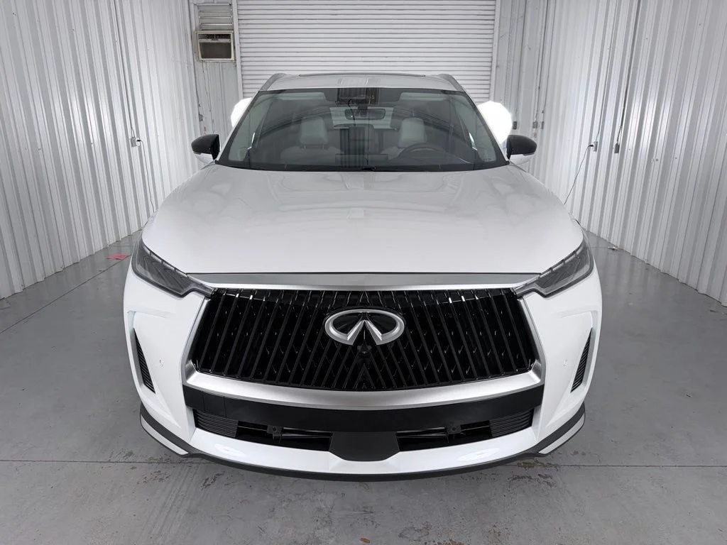 New 2027 RADIANT WHITE INFINITI Luxe FWD image 2