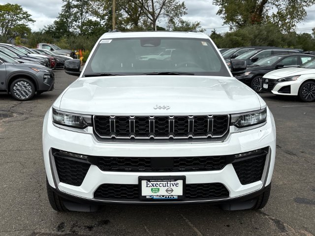 New 2027 Bright White Clear-Coat Paint Jeep Limited image 6