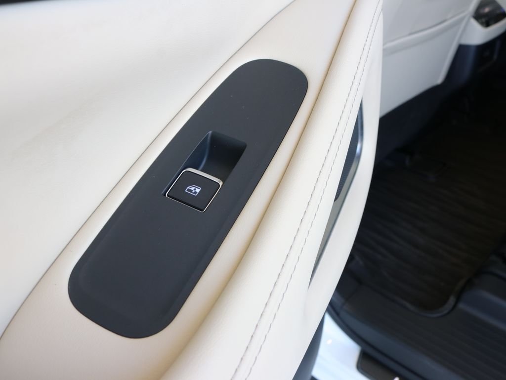 Certified Used 2025 White INFINITI LUXE image 30
