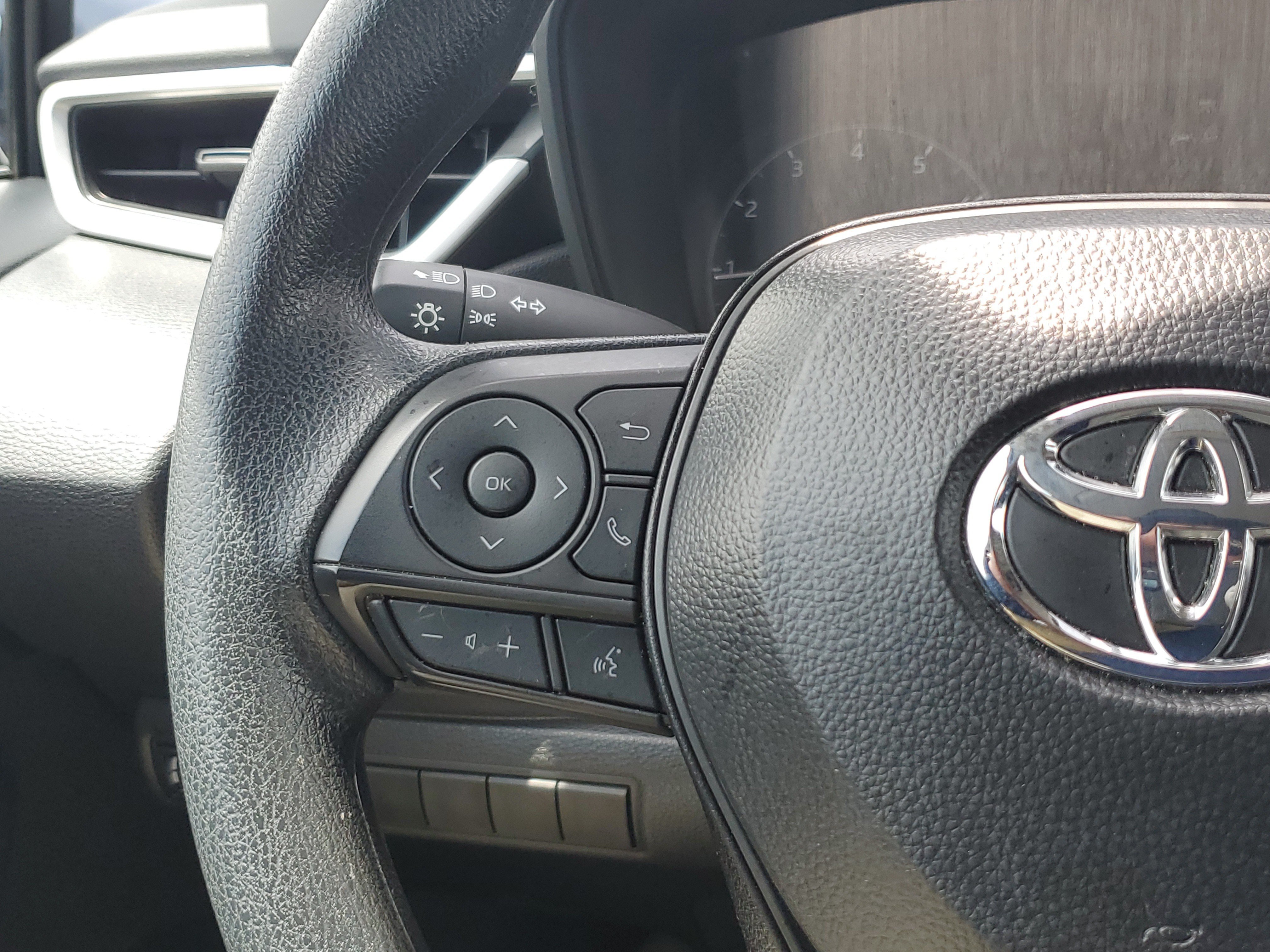 Used 2025 Ice Toyota LE image 24