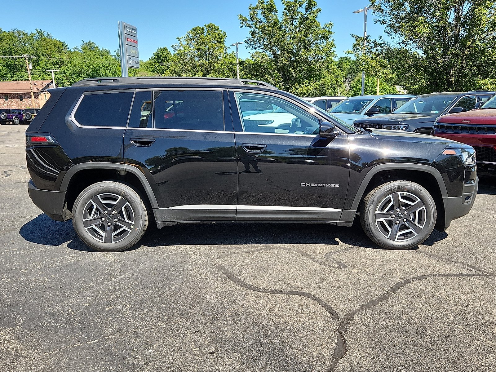 New 2026 Diamond Black Crystal Pearl-Coat Exterior Paint Jeep Limited 4x4 image 7