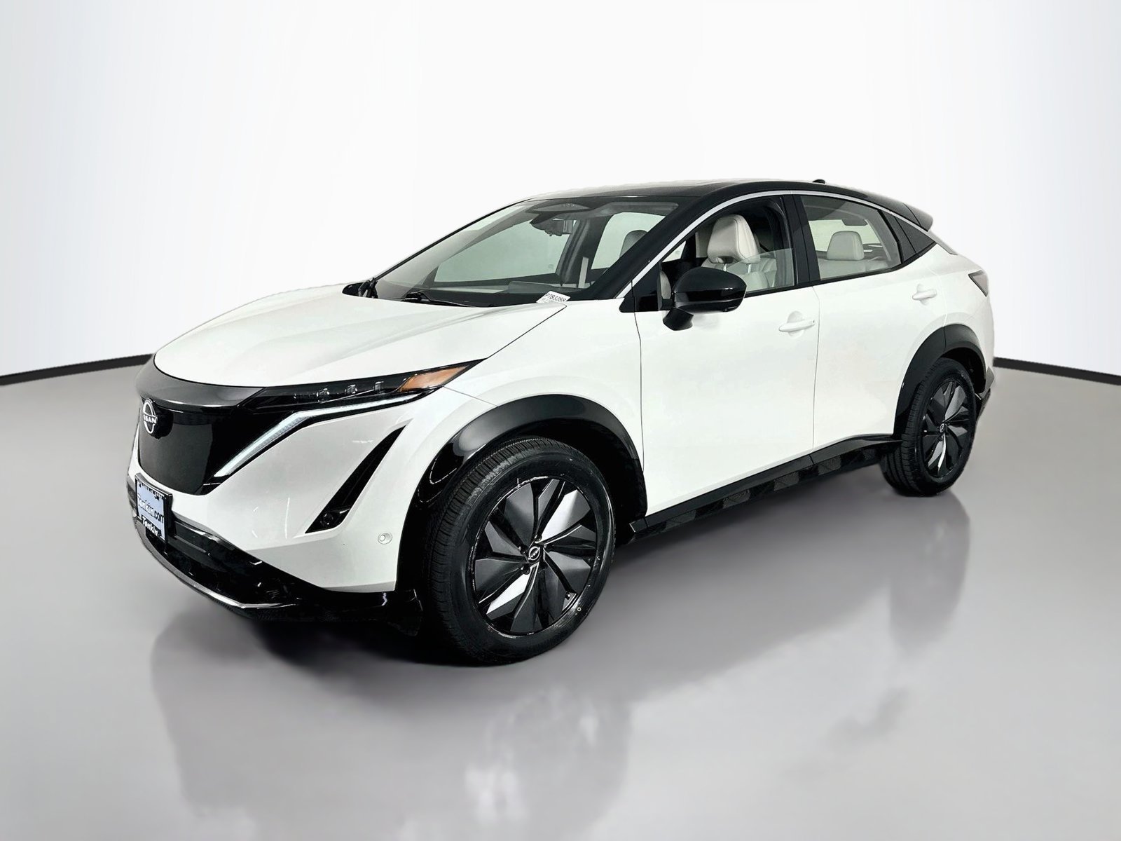 Used 2024 Everest White Pearl Tricoat/Black Diamond Pearl Nissan EMPOWER+ image 3