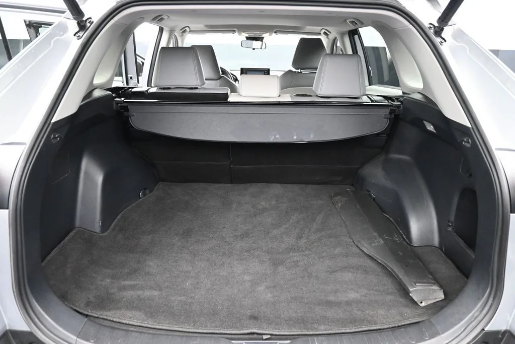 Used 2020 Silver Toyota XLE Premium image 31