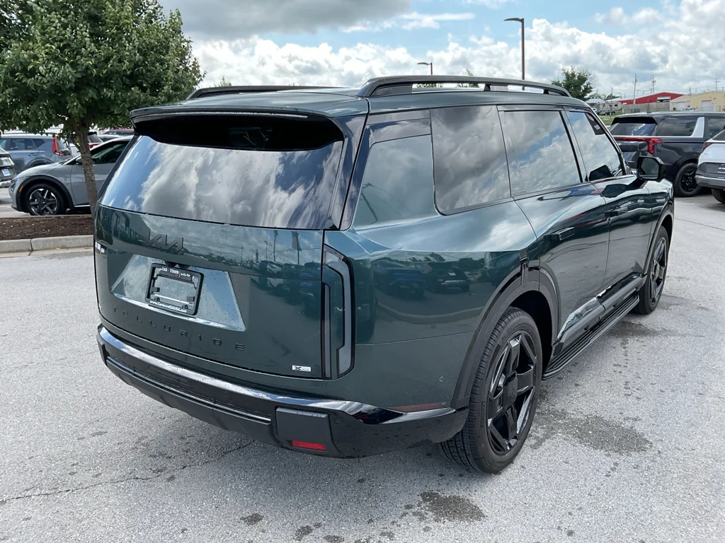 Used 2027 Black Jade Green Kia X-Line SX image 9