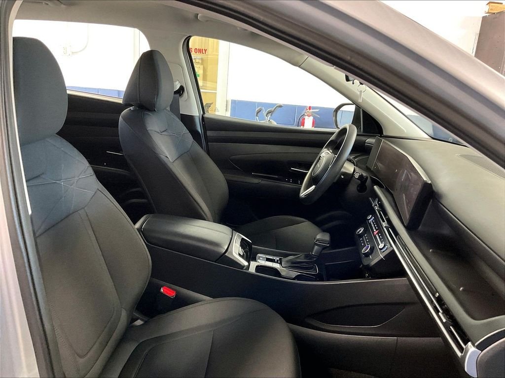 Used 2025 Silver Hyundai SE image 11
