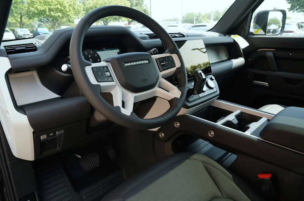 New 2026 Santorini Black Land Rover X-Dynamic SE image 15