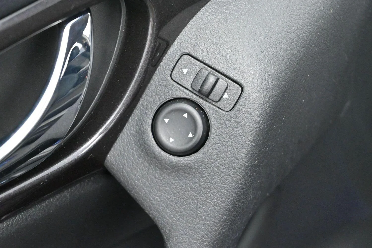 Used 2018 Caspian Blue Nissan SV image 12