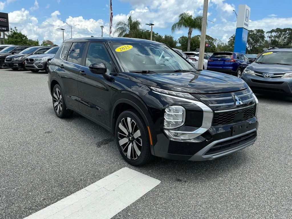 Used 2025  Mitsubishi SE image 9