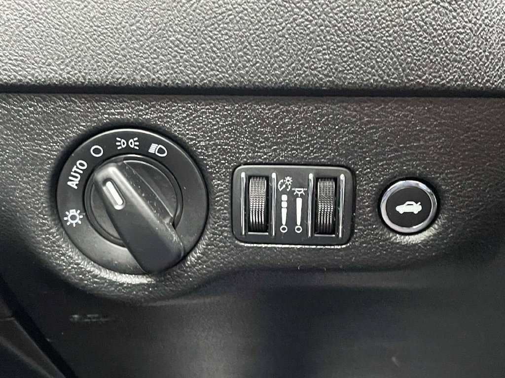 Used 2023 White Dodge SXT image 17