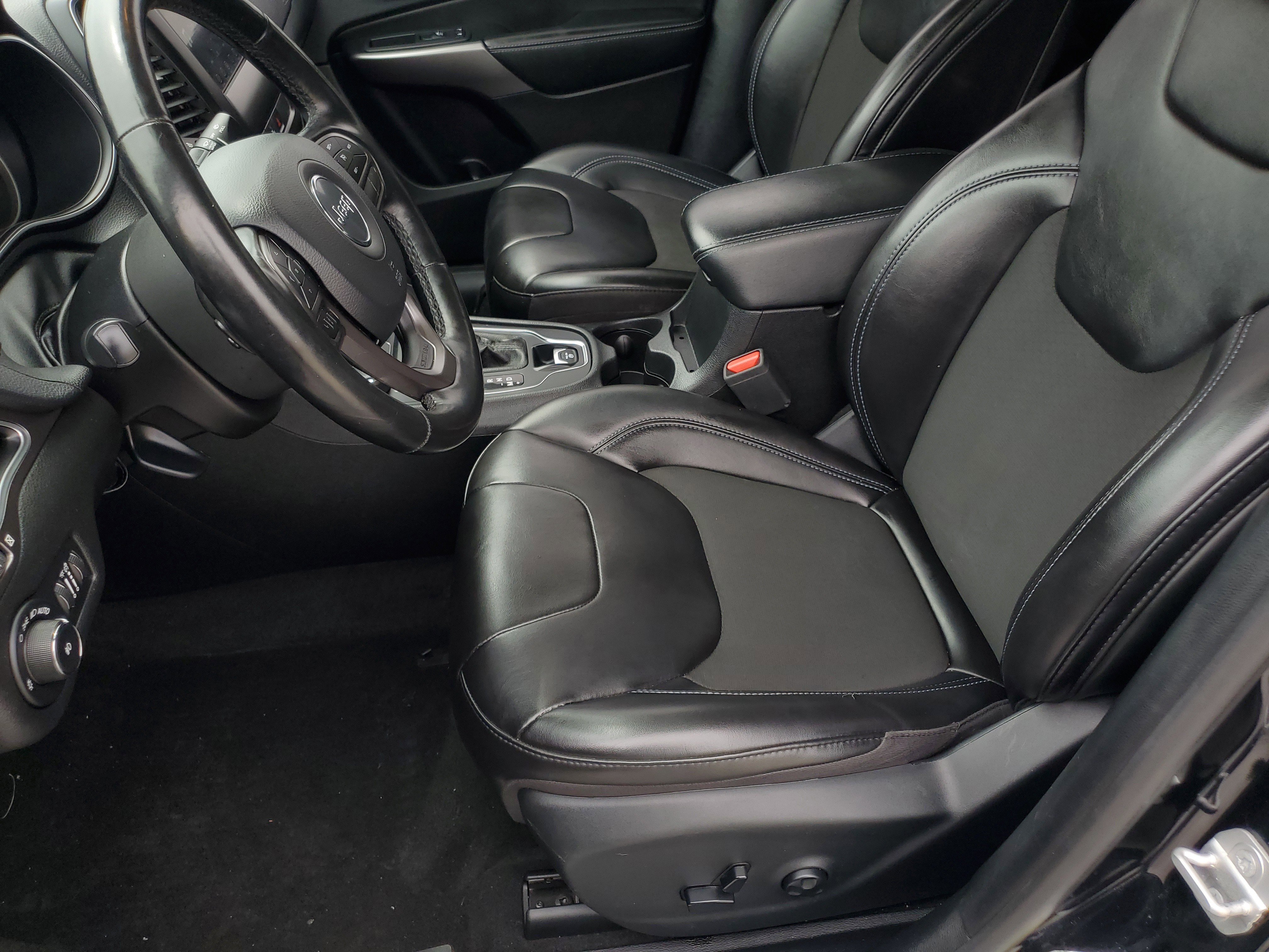 Used 2020 Diamond Black Crystal Pearlcoat Jeep Latitude Plus image 15