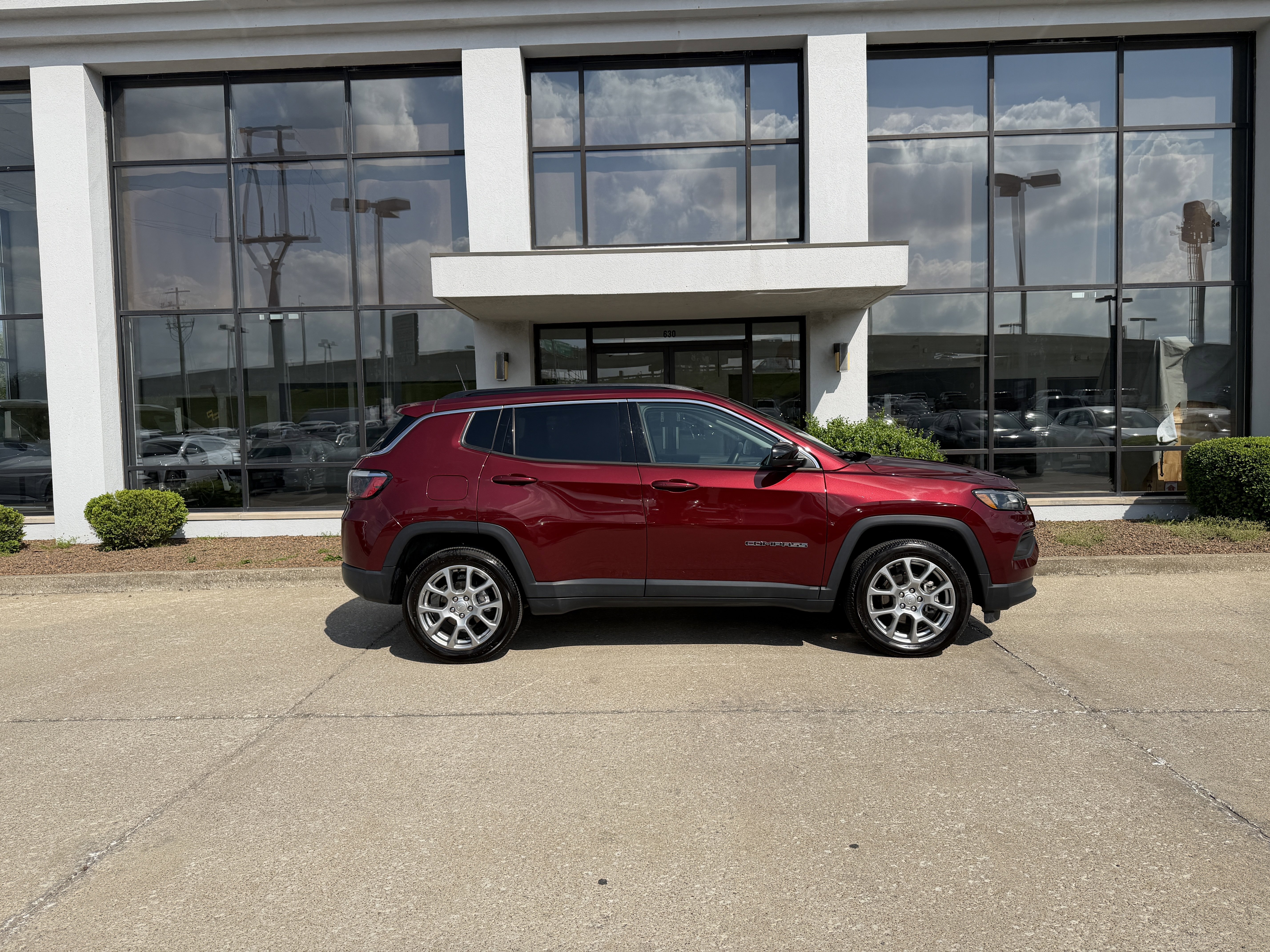 Used 2022 Velvet Red Pearlcoat Jeep Latitude Lux image 3