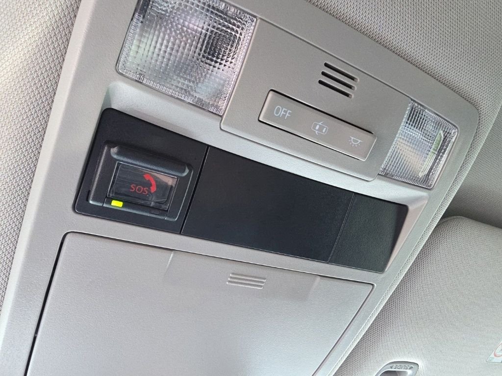 Used 2021 White Toyota SR5 image 33