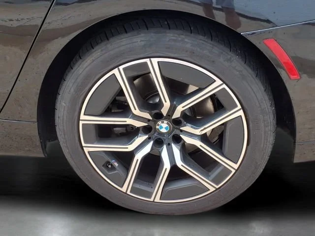 Used 2025  BMW 740i xDrive image 31