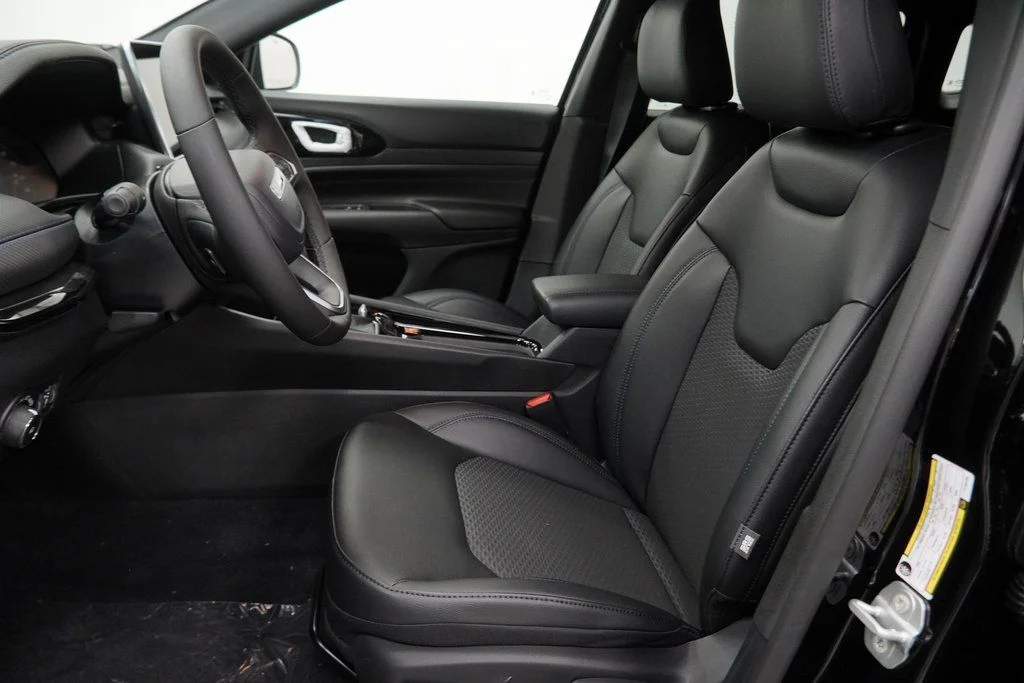 New 2026 Diamond Black Crystal Pearlcoat Jeep Latitude image 15