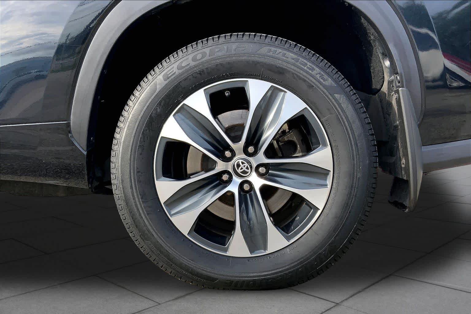 Used 2022 Midnight Black Metallic Toyota XLE image 9