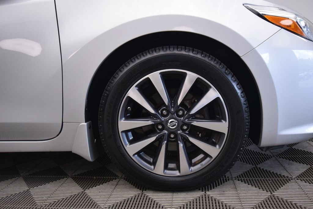 Used 2016 Silver Nissan 2.5 SV image 24