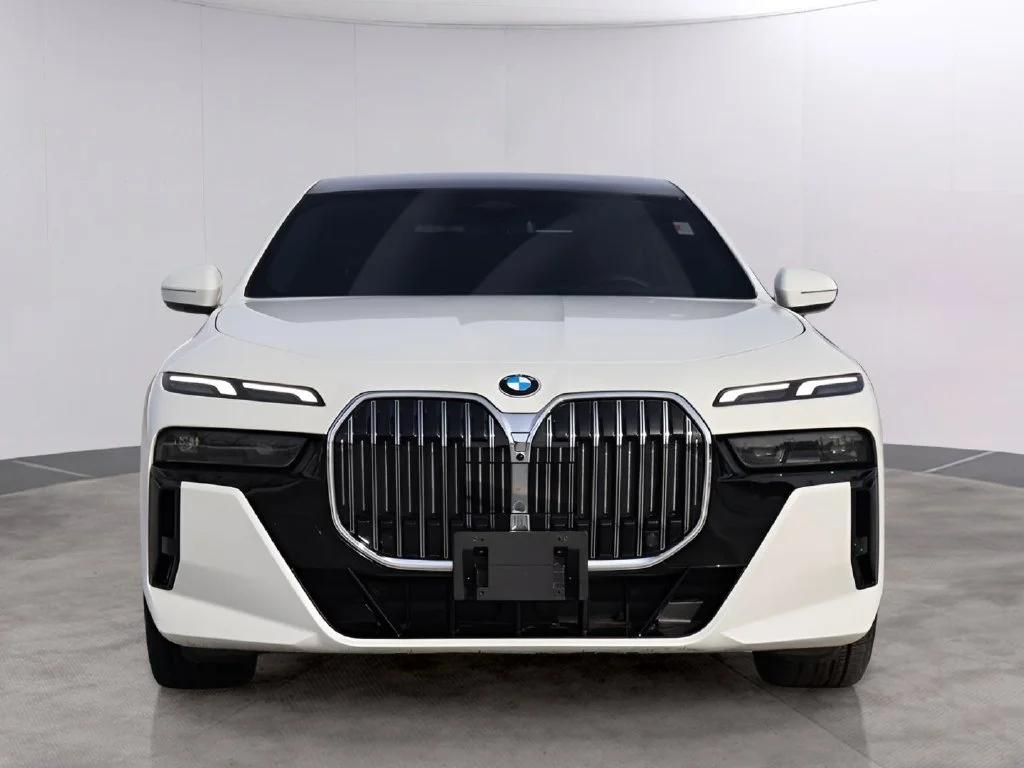 Used 2025 Alpine White BMW 740i xDrive image 2