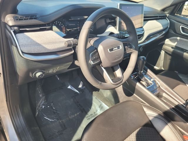 Used 2024 Silver Jeep Latitude image 12