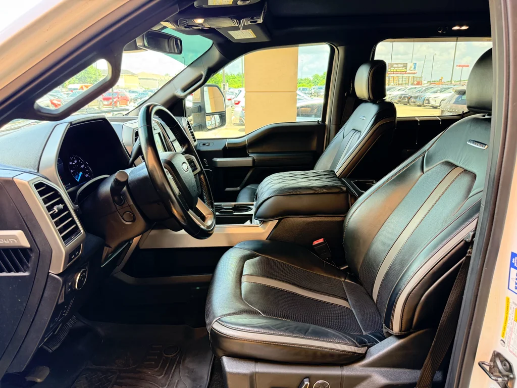 Used 2018 White Platinum Metallic Tri-Coat Ford Platinum image 12