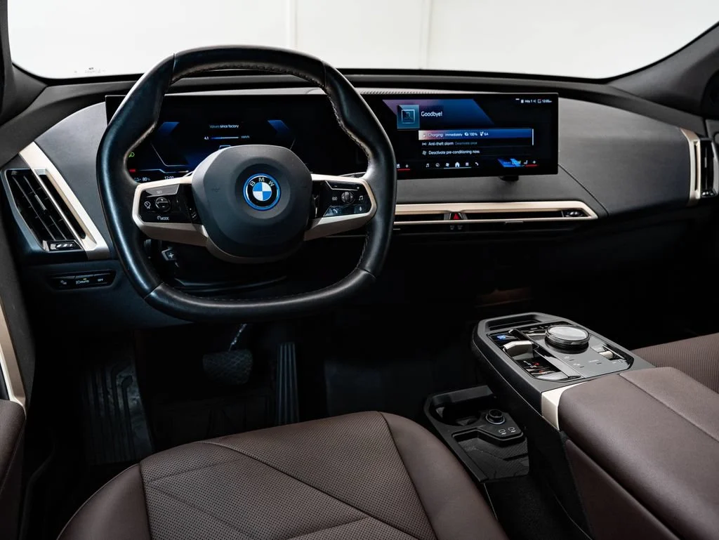 Certified Used 2025 Mineral White Metallic BMW xDrive50 image 4
