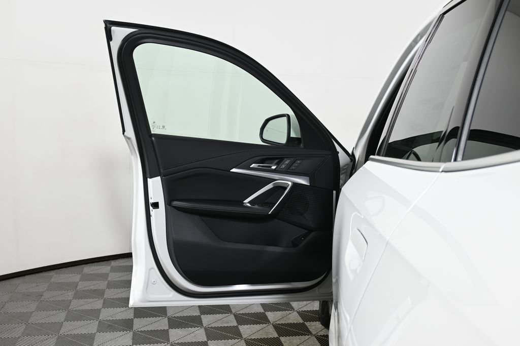 Used 2026 Alpine White BMW xDrive28i image 28