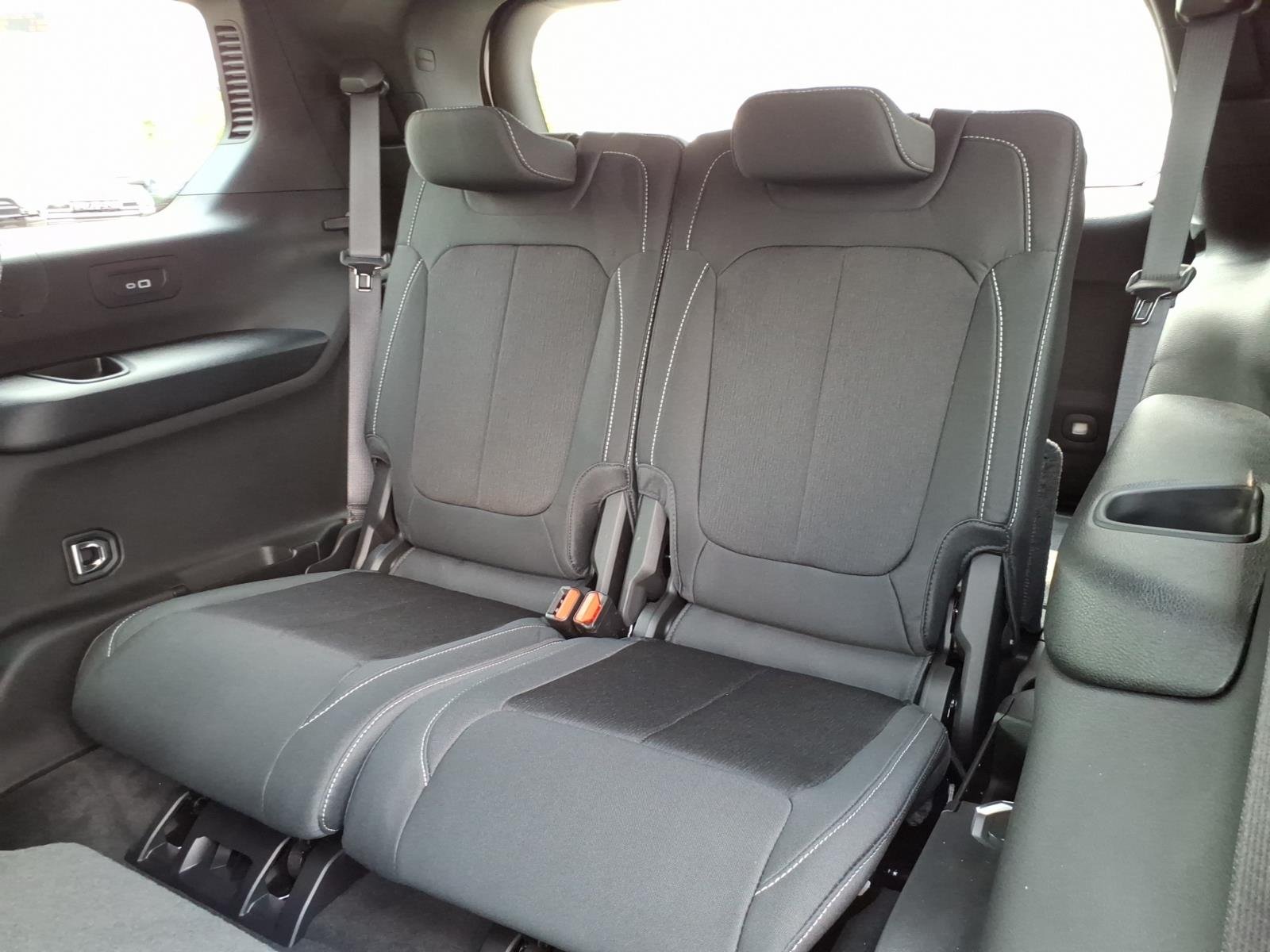 New 2026 Bright White Clear-Coat Exterior Paint Jeep Laredo X image 6