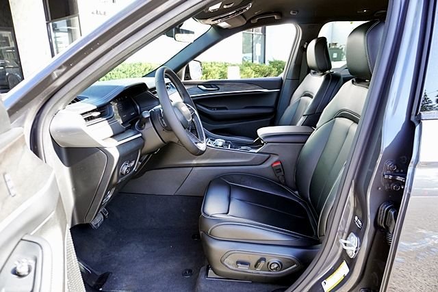 New 2026 Baltic Gray Metallic Clear-Coat Exterior Paint Jeep Limited image 17