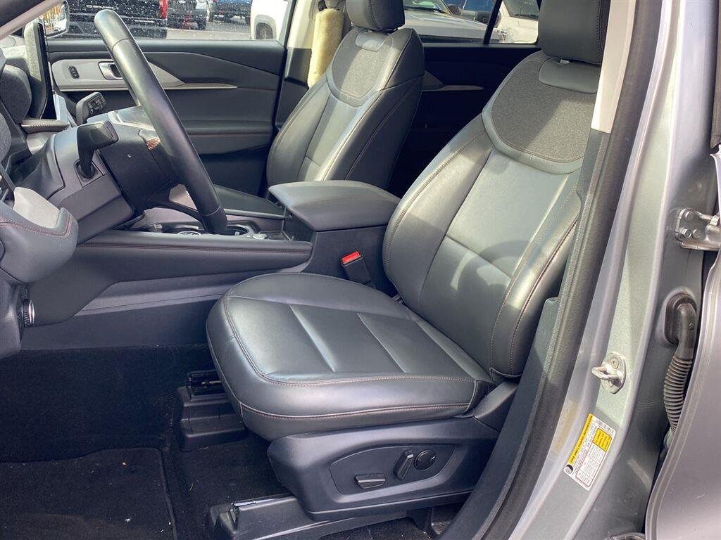 Used 2025 Iconic Silver Ford Active image 3