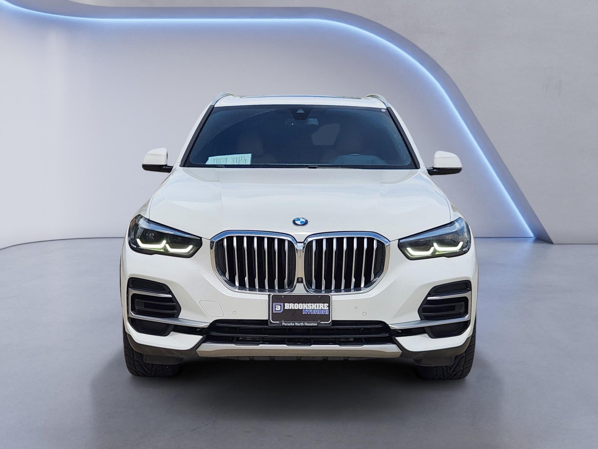 Used 2023 Alpine White BMW sDrive40i image 2