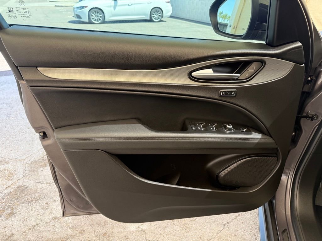 New 2025 Vesuvio Gray Metallic Exterior Paint Alfa Romeo Base image 30