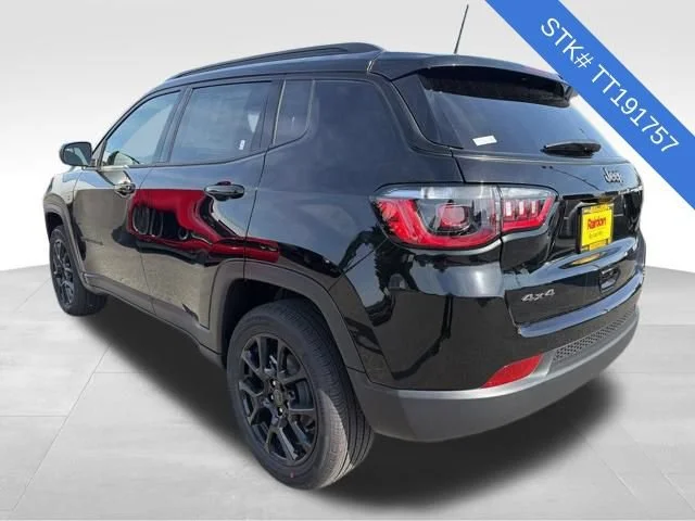 New 2026 Diamond Black Crystal Pearlcoat Jeep Latitude image 5