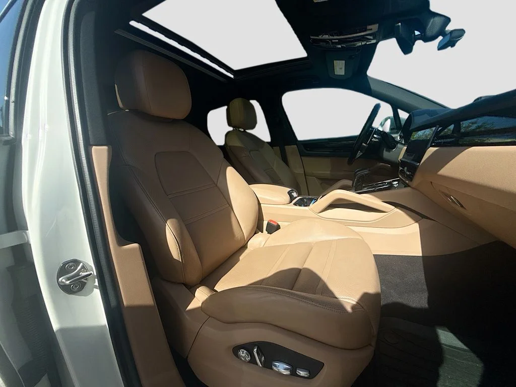 Used 2021  Porsche Base image 31