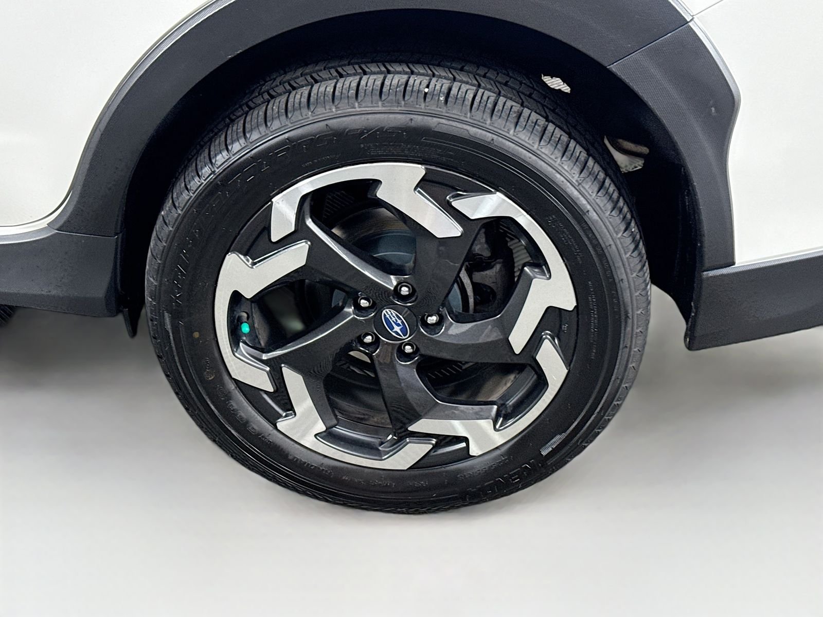 Used 2022 Crystal White Pearl Subaru Limited image 9