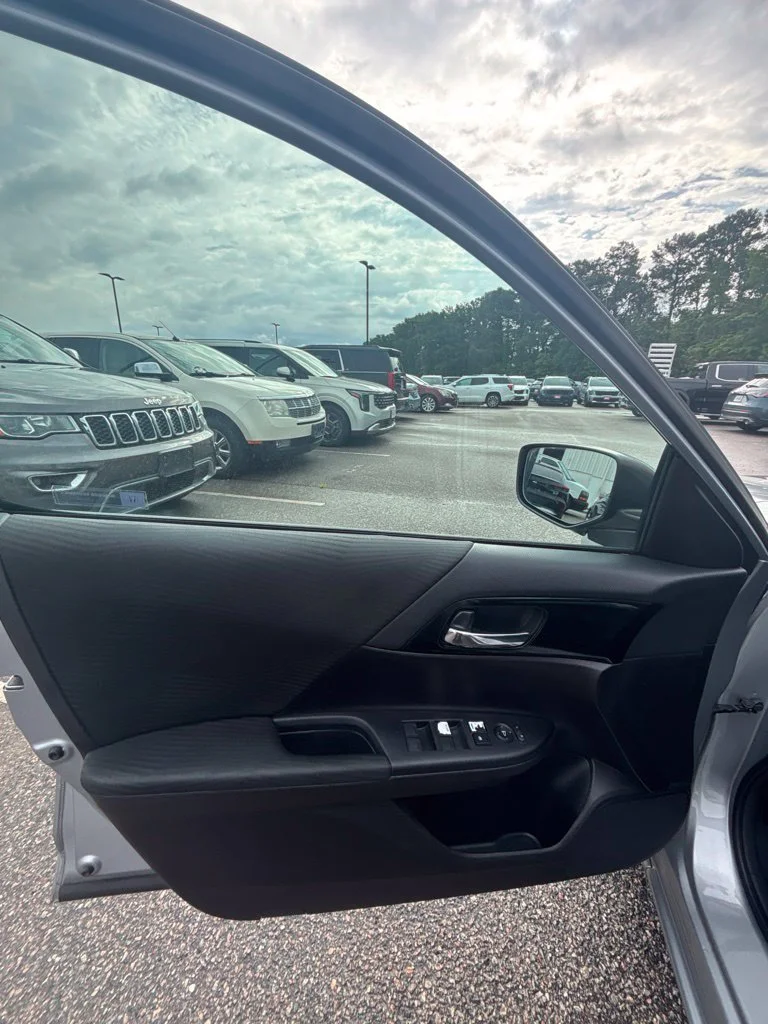 Used 2017 Silver Honda LX image 10