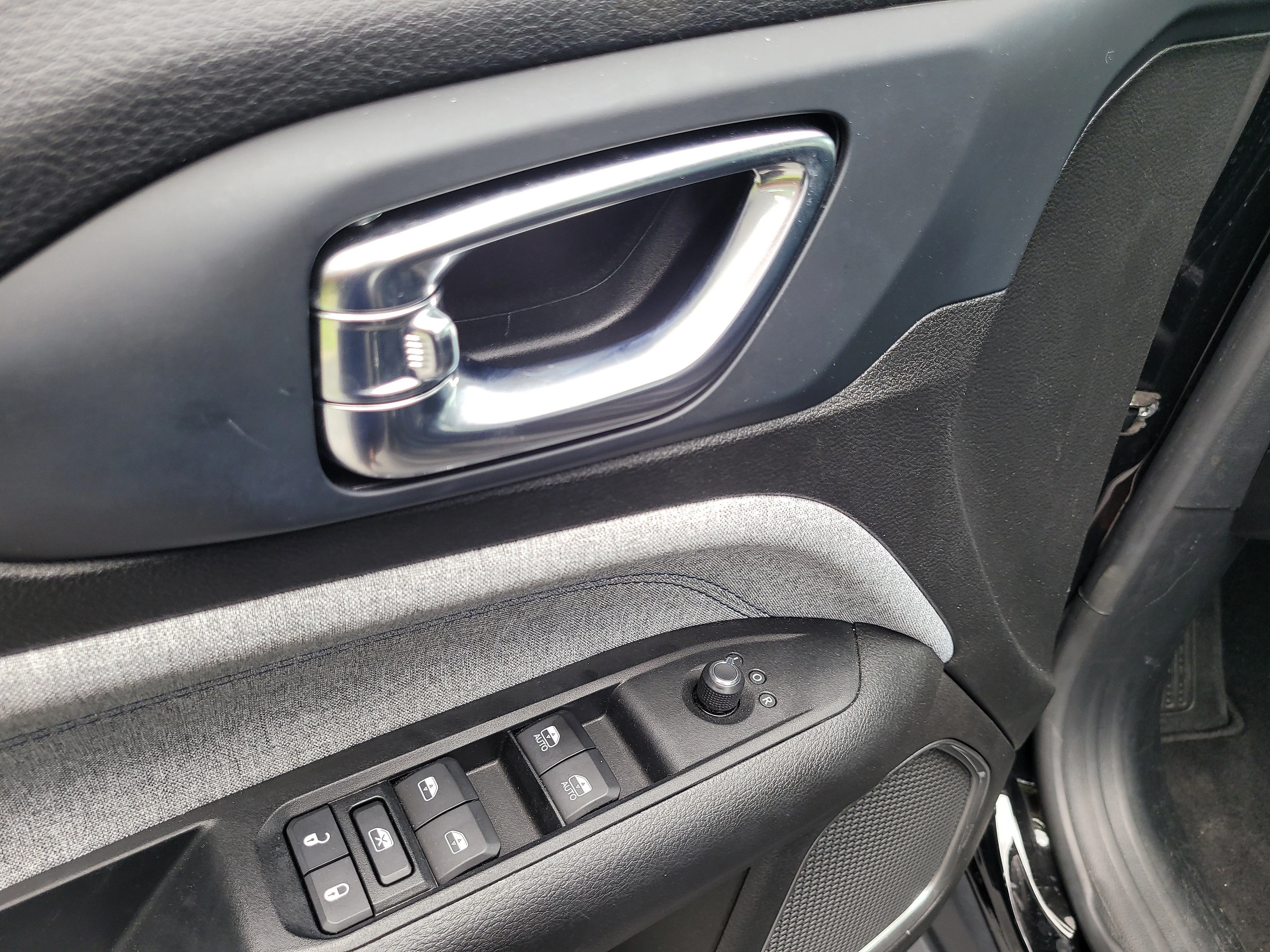 Used 2022 Diamond Black Crystal Pearlcoat Jeep Latitude image 18
