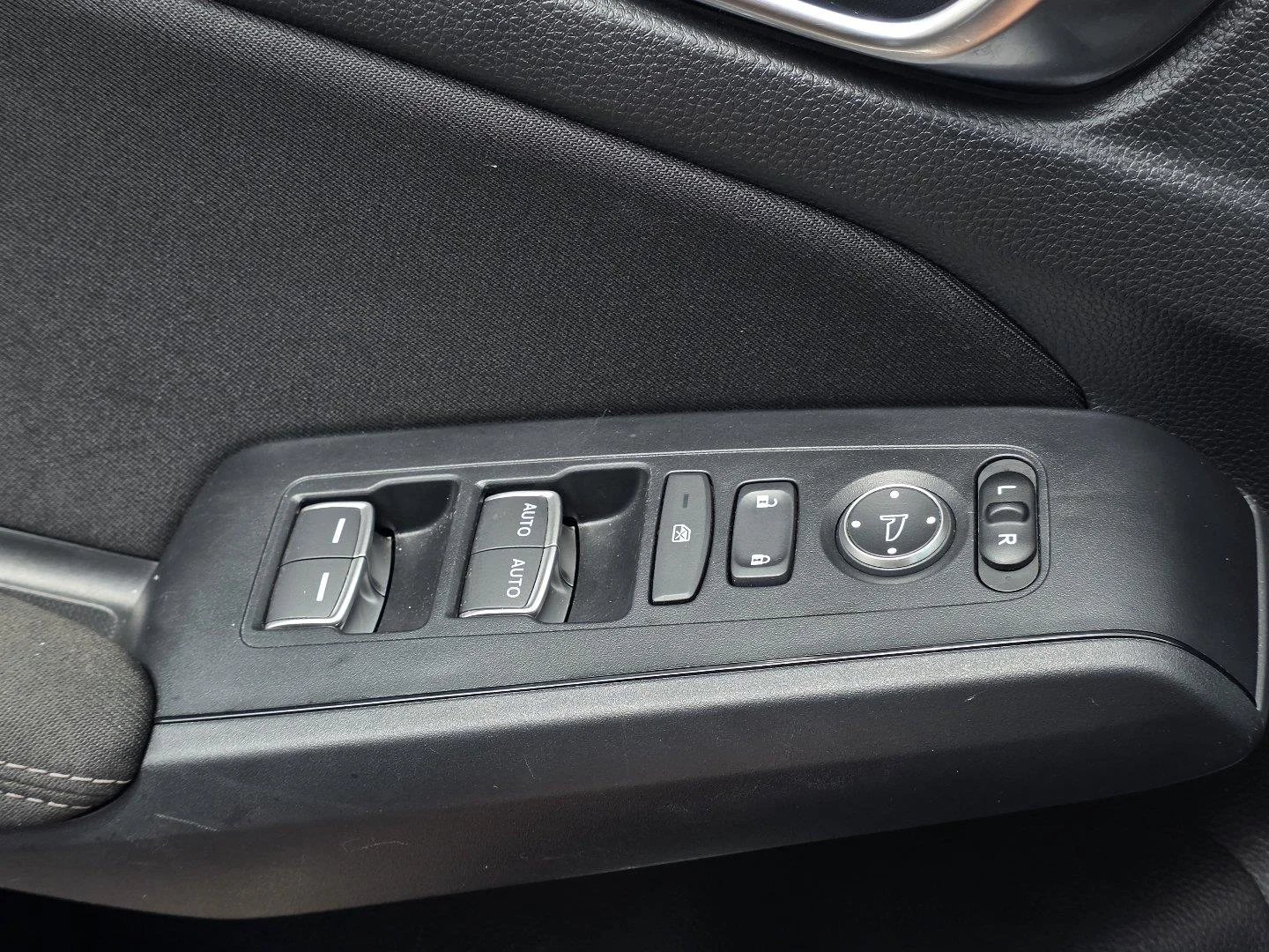Used 2025  Honda LX image 23