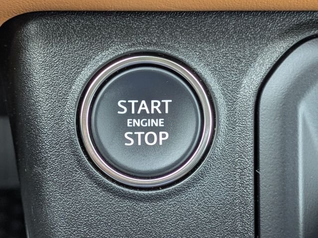 Used 2024 White Land Rover SE image 28
