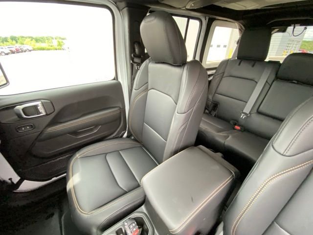 New 2026 Bright White Clear-Coat Exterior Paint Jeep Sahara image 10