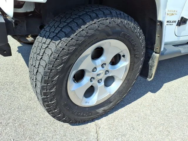 Used 2015 White Jeep Unlimited Sahara image 5