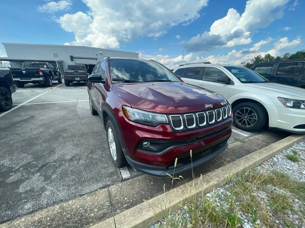 Used 2022 Red Jeep Latitude image 4