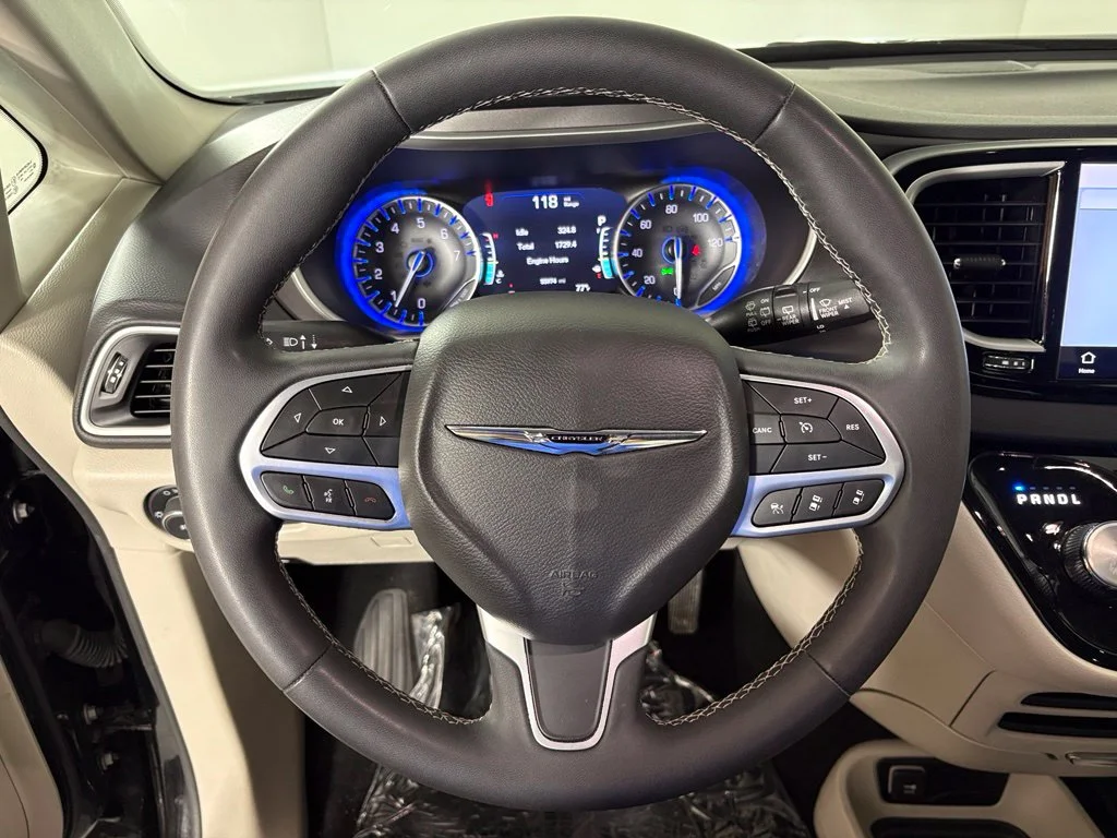 Used 2024 Black Chrysler Touring L image 19