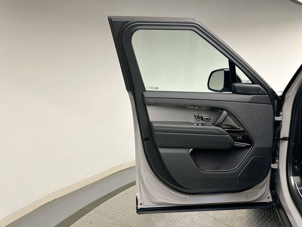 New 2026 Borasco Grey Land Rover SE image 9